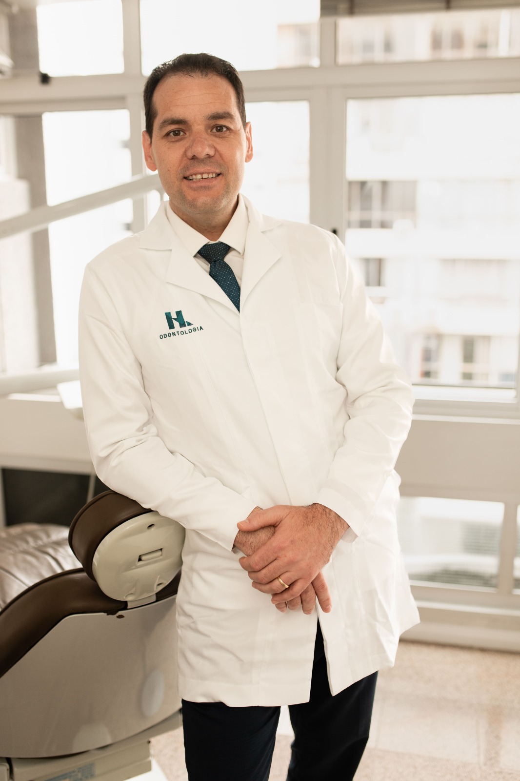 Dr. Handrey Prosdocimo, o Doutor Protocolo, no consultório da H. Odontologia