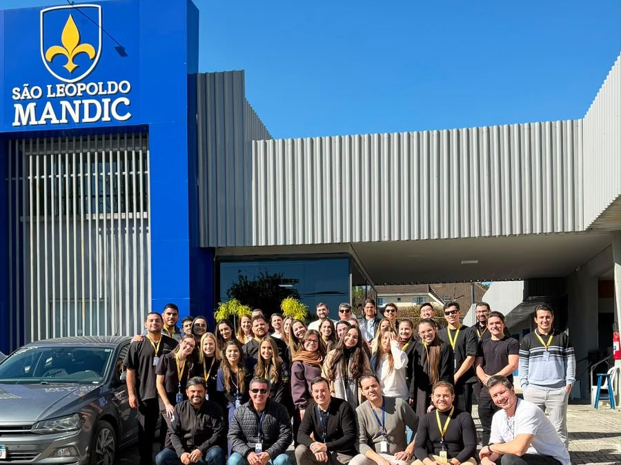 Dr. Handrey Prosdocimo com a turma de especialização em Implantodontia da São Leopoldo Mandic